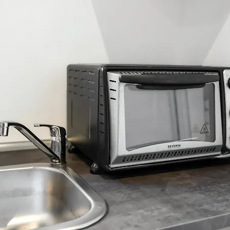 Modernes Basement-studio Mit Kingsize-wasserbett Und Walk-in Dusche Mit Guter Anbindung In Innenstadt Apartment