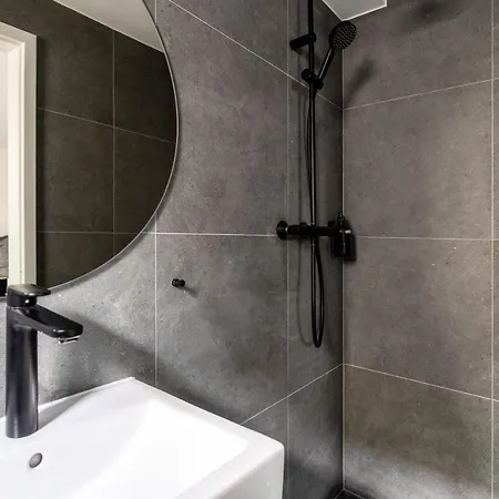 Modernes Basement-studio Mit Kingsize-wasserbett Und Walk-in Dusche Mit Guter Anbindung In Innenstadt