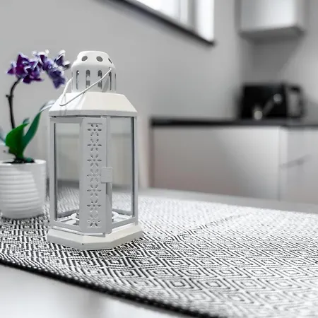 Apartment Modernes Basement-studio Mit Kingsize-wasserbett Und Walk-in Dusche Mit Guter Anbindung In Innenstadt