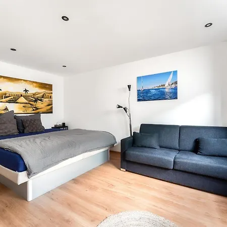 Modernes Basement-studio Mit Kingsize-wasserbett Und Walk-in Dusche Mit Guter Anbindung In Innenstadt